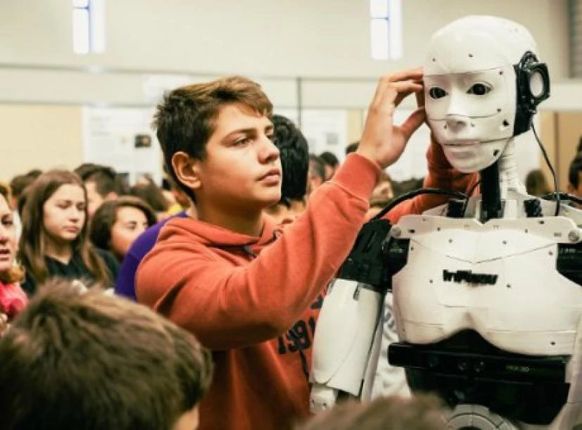 Κατέπληξε τους πάντες: 15χρονος από την Καβάλα έφτιαξε ρομπότ με τεχνητή νοημοσύνη με 500 ευρώ